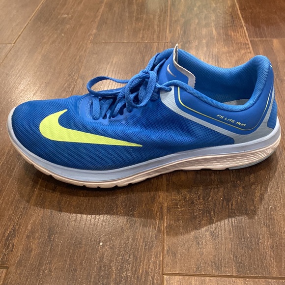 Running Nike sneakers size 7 - Picture 3 of 8